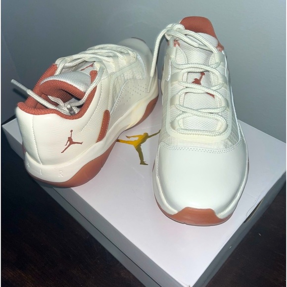 NIB AIR JORDAN 11 CMFT LOW CASUAL SHOES IN SAIL/SKY J ORANGE Women
SIZE 8 - Picture 5 of 12